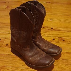 Boys Ariat size 4 cowboy boots